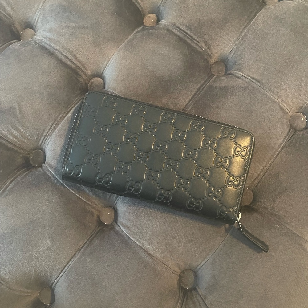 Gucci zip around wallet